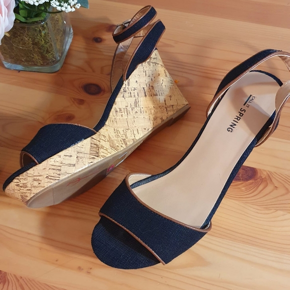 **SOLD**Platform Shoes - Picture 2 of 2